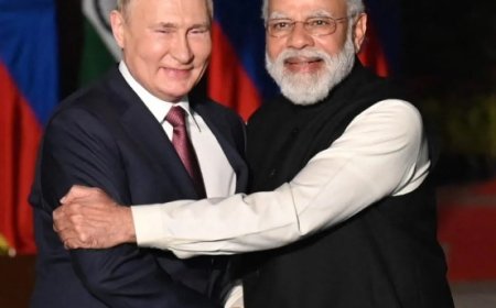 रूस में द्विपक्षीय बातचीत से पहले प्रधानमंत्री मोदी-पुतिन गले मिले रूस में आज जिनपिंग से मिलेंगे मोदी