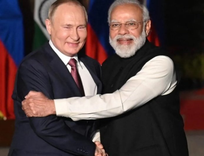 रूस में द्विपक्षीय बातचीत से पहले प्रधानमंत्री मोदी-पुतिन गले मिले रूस में आज जिनपिंग से मिलेंगे मोदी