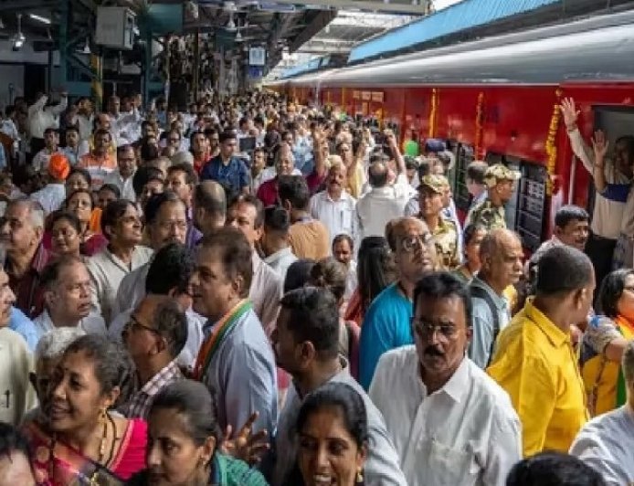 बांद्रा रेलवे स्टेशन पर यात्रियों में भगदड़, 9 घायल, दो की हालत गंभीर