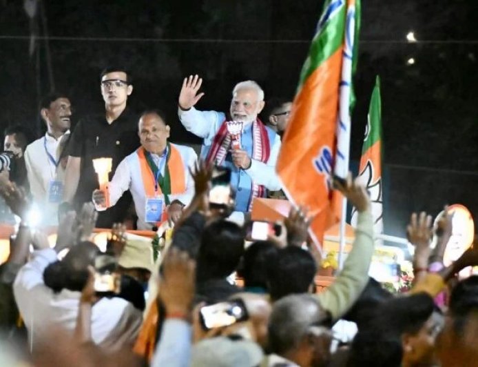 रांची में प्रधानमंत्री मोदी के रोड शो में उमड़ा जनसैलाब