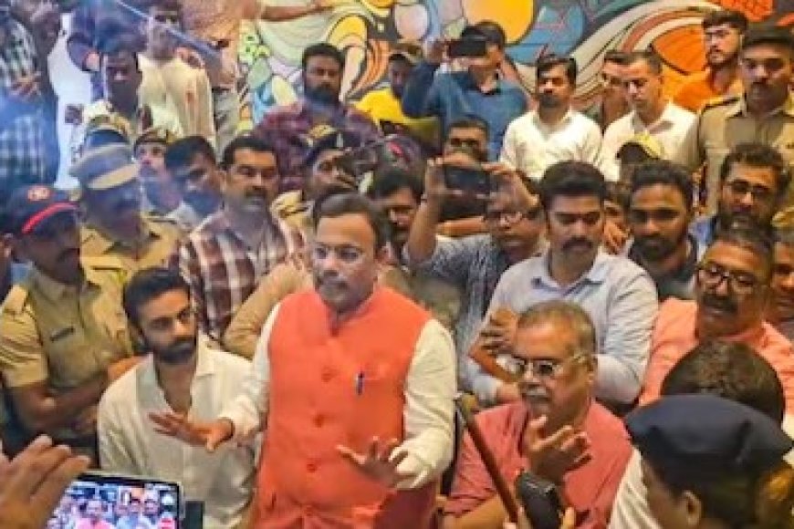 नोट फोर वोट मुंबई, महाराष्ट्र में मतदान से एक दिन पहले मंगलवार को भारतीय जनता पार्टी (भाजपा) के राष्ट्रीय महासचिव विनोद तावड़े