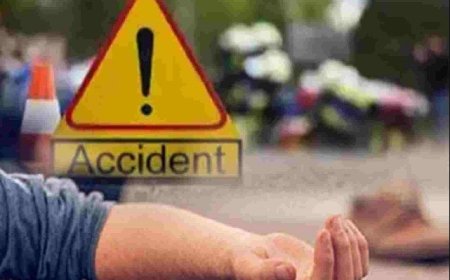 ट्रॉले की टक्कर से बाइक सवार तीन लोगों की मौके पर ही मौत ट्रोला भी अनियंत्रित होकर पलटा