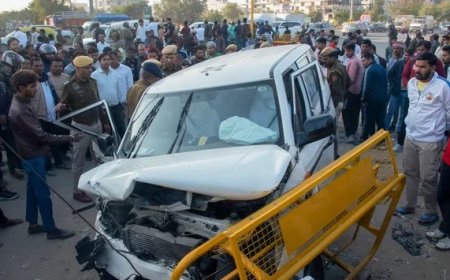 सीएम के काफिले की दो गाड़ियों से भिड़ी टैक्सी