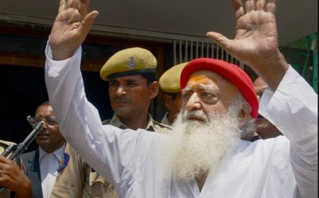 रिहाई के बाद आश्रम में टहलता दिखाई दिया आसाराम, समर्थकों की जुटी भीड़