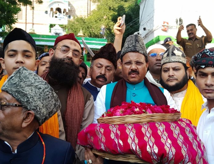 रक्षामंत्री राजनाथ सिंह की ओर से अजमेर में ख्वाजा गरीब नवाज की दरगाह पर चादर पेश