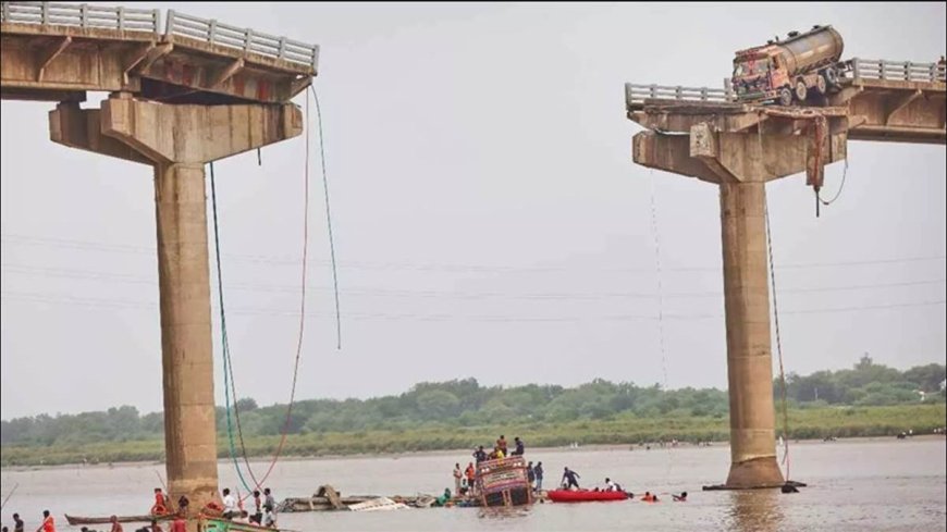 गुजरात के आणंद में पुल टूटा