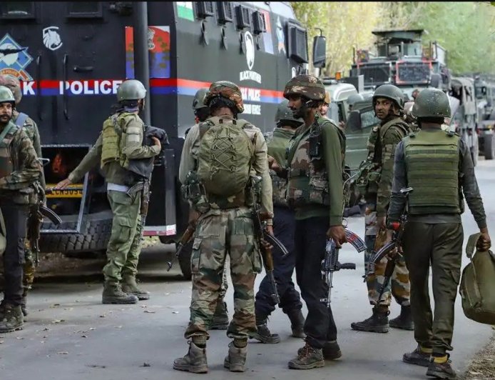 कुलगाम में मुठभेड़: एक आतंकी ढेर, तीन जवान घायल