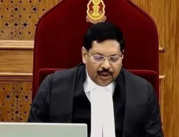 मुख्य न्यायाधीश (CJI) बी.आर. गवई पर जूता फेंकने की कोशिश की। 