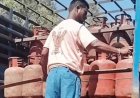 कोटा में रसोई गैस की किल्लत से बढ़ी पैनिक बुकिंग, हॉस्टल मैस में लकड़ी-कोयले की भट्टियों पर बन रहा खाना
