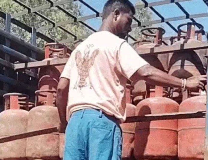 कोटा में रसोई गैस की किल्लत से बढ़ी पैनिक बुकिंग, हॉस्टल मैस में लकड़ी-कोयले की भट्टियों पर बन रहा खाना