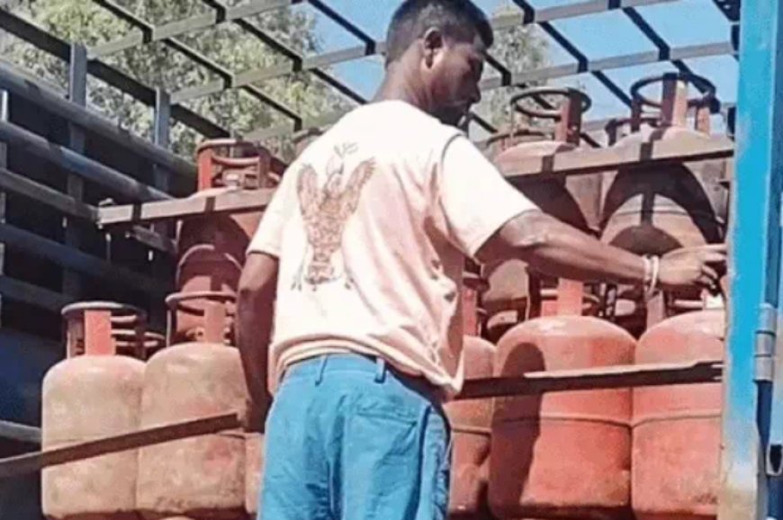 कोटा में रसोई गैस की किल्लत से बढ़ी पैनिक बुकिंग, हॉस्टल मैस में लकड़ी-कोयले की भट्टियों पर बन रहा खाना