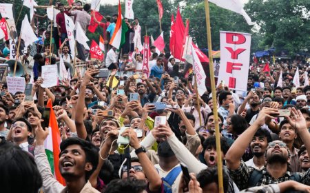 धर्मेंद्र प्रधान के इस्तीफे के बाद जंतर-मंतर पर जश्न, NEET  विवाद में जान गंवाने वाले छात्रों को दी गई श्रद्धांजलि