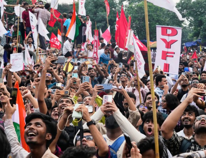 धर्मेंद्र प्रधान के इस्तीफे के बाद जंतर-मंतर पर जश्न, NEET  विवाद में जान गंवाने वाले छात्रों को दी गई श्रद्धांजलि