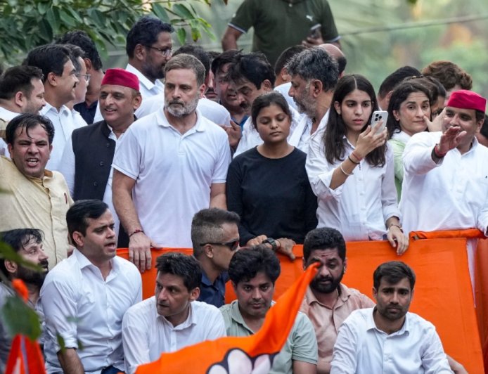 मतदाता सूची विवाद पर सुप्रीम कोर्ट पहुंचे राहुल गांधी समेत विपक्षी नेता, SIR प्रक्रिया में पारदर्शिता और स्वतंत्र ऑडिट की मांग